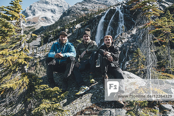Kanada  British Columbia  Glacier National Park  drei Wanderer ruhen am Sir Donald Trail