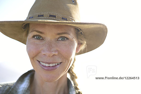 Porträt einer lächelnden Frau mit Hut