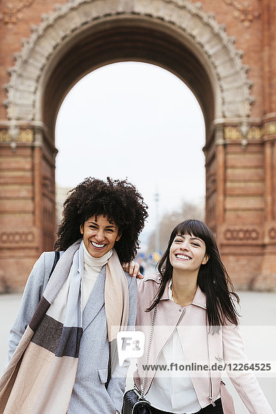 Spanien  Barcelona  Portrait von zwei glücklichen Frauen am Tor