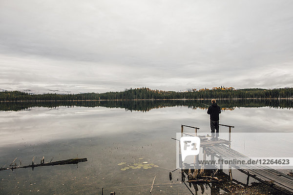 Kanada  British Columbia  Mann beim Angeln am Blue Lake
