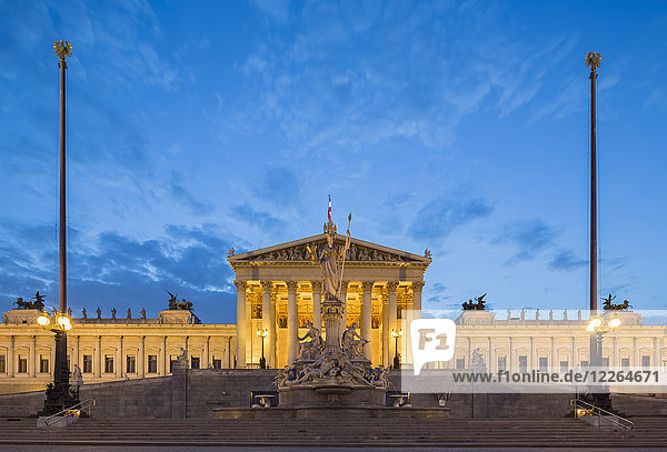 Österreich  Wien  Blick zum Parlamentsgebäude mit Statue der Göttin Pallas Athene im Vordergrund zur blauen Stunde