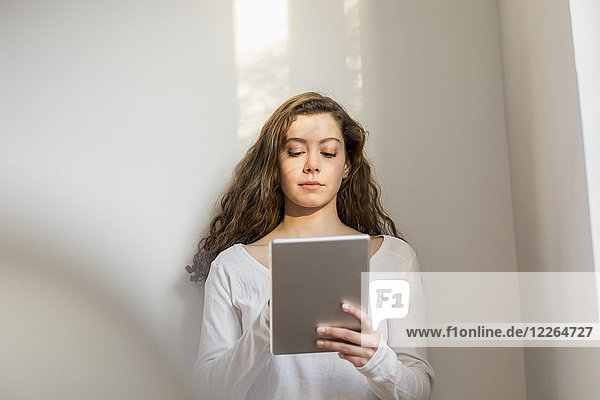 Teenager Mädchen mit digitalem Tablett