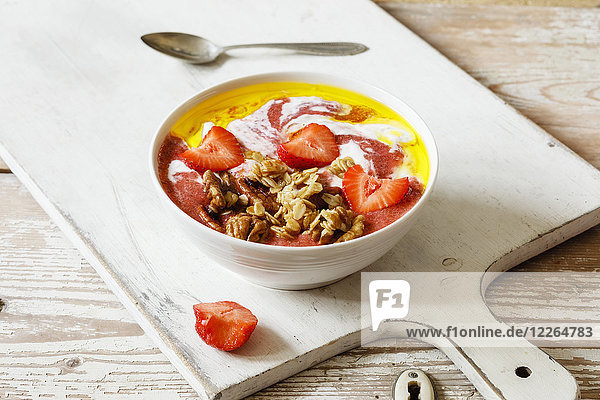Frühstücksschale mit Erdbeere  Joghurt  Müsli und Leinöl