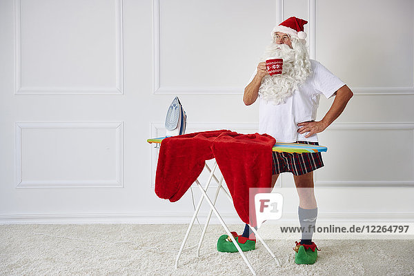 Weihnachtsmann bei einer Kaffeepause