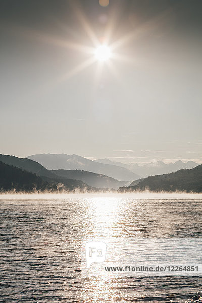Kanada,  British Columbia,  Kinbasket Lake Resort,  Kinbasket Lake gegen die Sonne,  Rocky Mountains