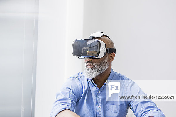 Geschäftsmann mit Virtual Reality Brille