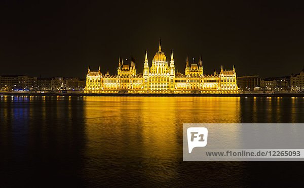 Ungarn  Budapest  Ungarisches Parlamentsgebäude und Donau bei Nacht