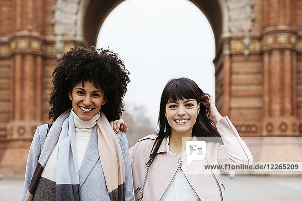 Spanien  Barcelona  Portrait von zwei glücklichen Frauen am Tor