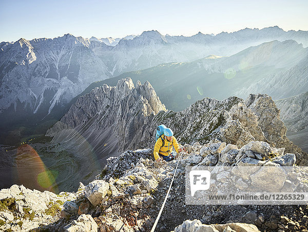 Österreich  Tirol  Innsbruck  Bergsteiger am Nordkette Klettersteig