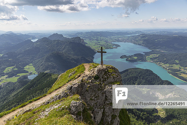 Österreich  Salzkammergut  Schafberg  Blick von der Himmelspforte mit Gipfelkreuz