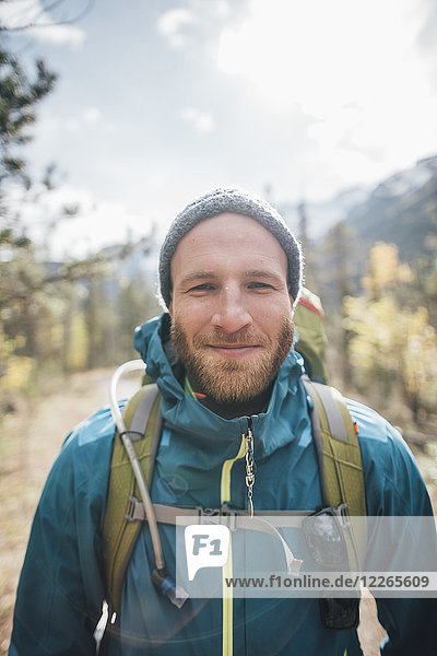 Kanada  British Columbia  Mount Robson Provincial Park  Portrait eines lächelnden Wanderers