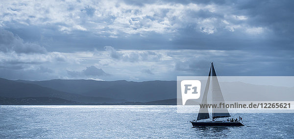 Korsika  Segelboot an der Küste