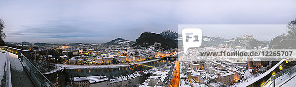 Österreich  Salzburg  Stadtbild von Mönchsberg aus gesehen