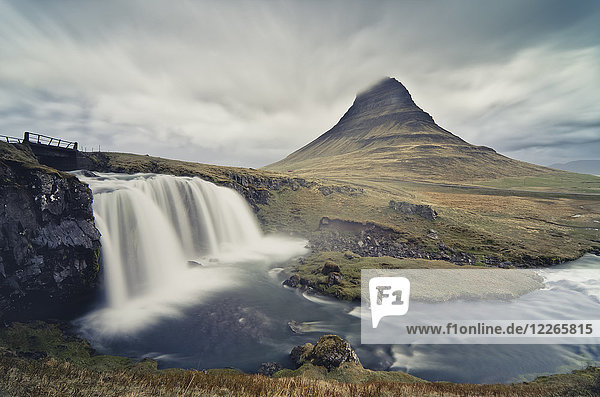 Island  Kirkjufellsfoss Wasserfall und Kirkjufell im Hintergrund