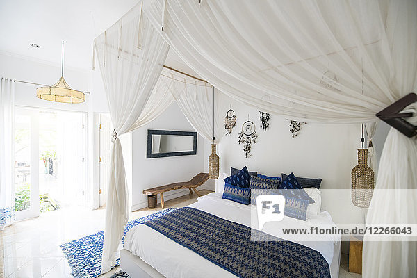 Gemütliches  luftiges Schlafzimmer mit blauen Kissen