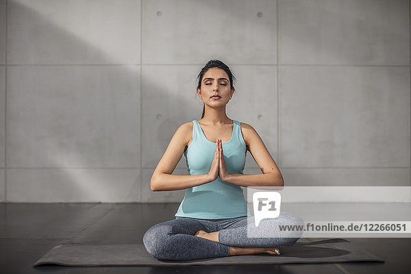 Junge Frau beim Yoga im Studio
