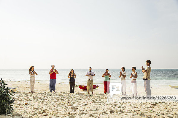 Thailand  Koh Phangan  eine Gruppe von Menschen  die Yoga am Strand machen.