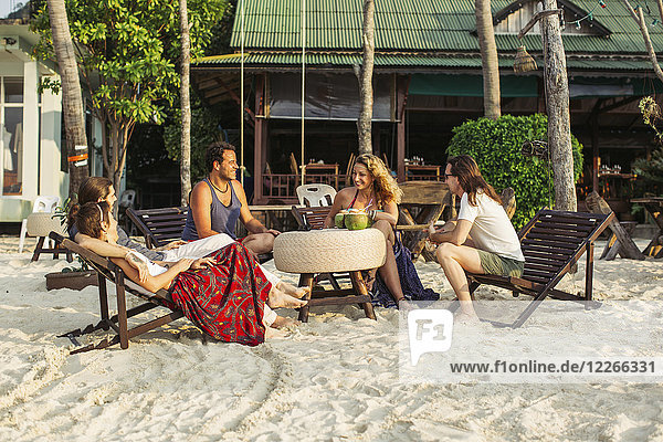 Thailand  Koh Phangan  Freunde haben Spaß in einem Cafe am Strand