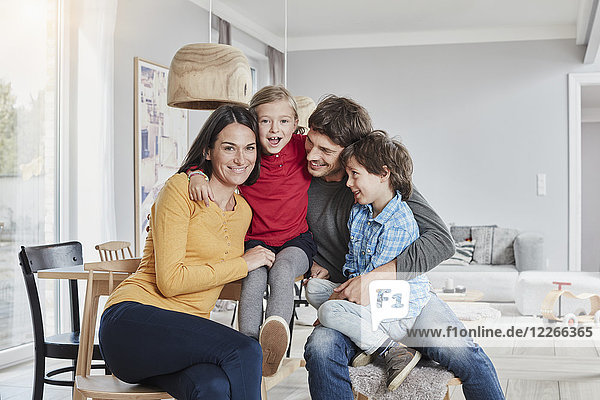 Porträt einer glücklichen Familie mit zwei Kindern zu Hause