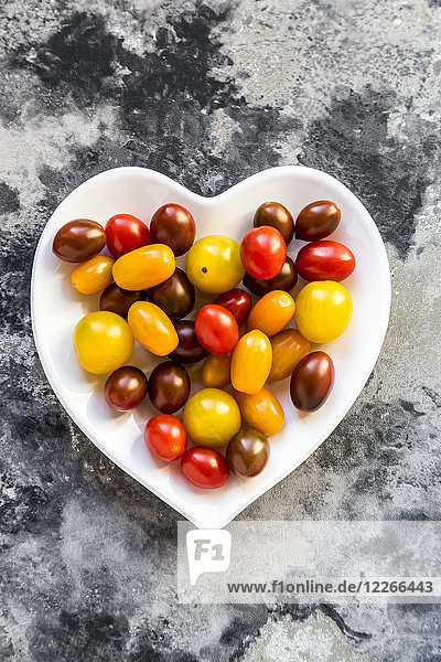 Herzförmige Schale mit Mini-Tomaten