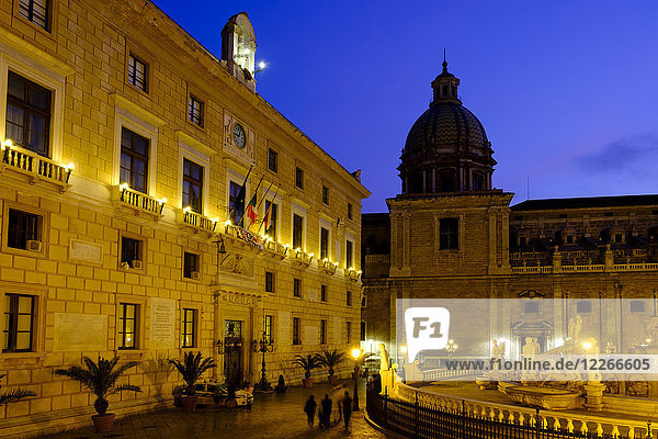 Italien  Sizilien  Palermo  Fontana Pretoria  Palazzo Pretorio und San Giuseppe dei Teatini am Abend