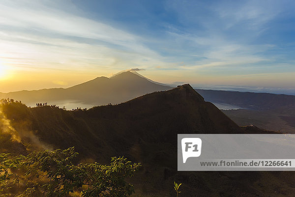 Indonesien  Bali  Sonnenaufgangslandschaft am Gipfel des Vulkans Batur