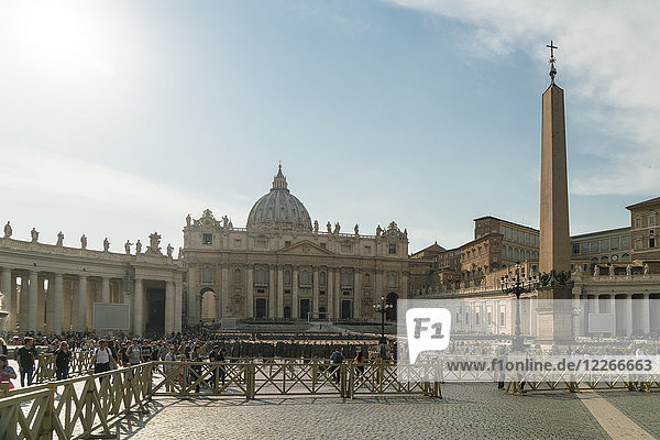 Italien,  Latium,  Rom,  Petersplatz mit Obelisk und Peterskirche