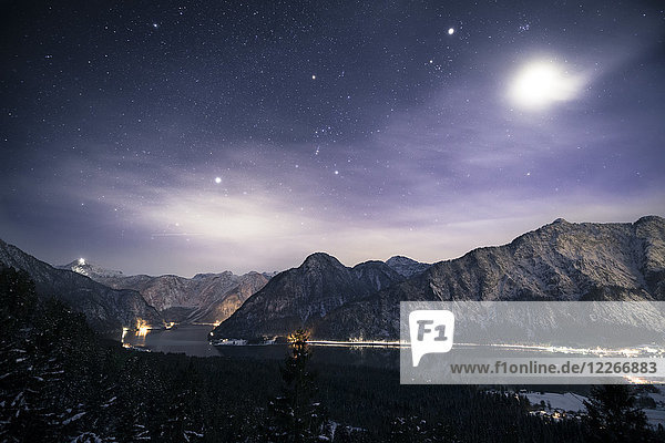 Österreich  Salzkammergut  Hallstätter See  Dachstein und Salzberg bei Nacht
