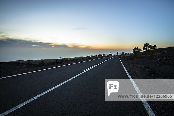 Spanien  Kanarische Inseln  Teneriffa  leere Straße im Teide-Nationalpark