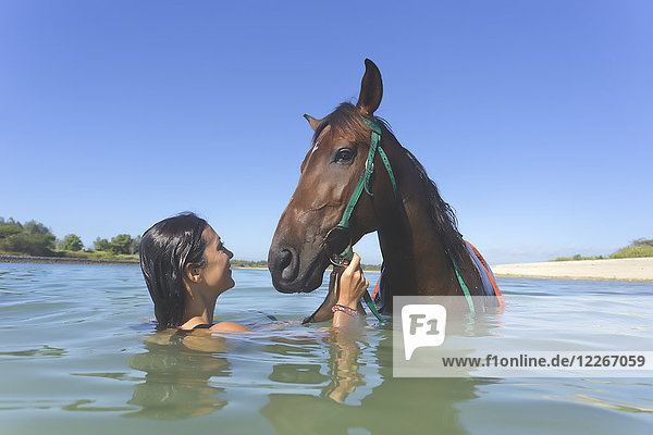 Indonesien  Bali  Frau mit Pferd im Wasser