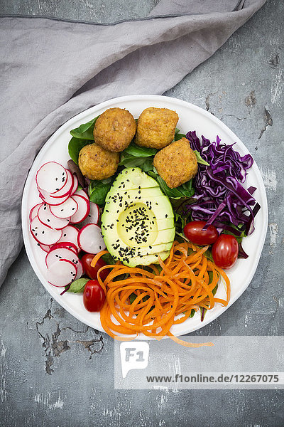 Teller mit Falafel und Salat