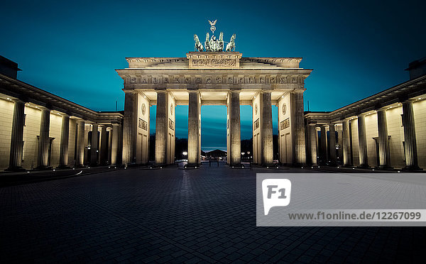 Deutschland Berlin Brandenburger Tor bei Nacht