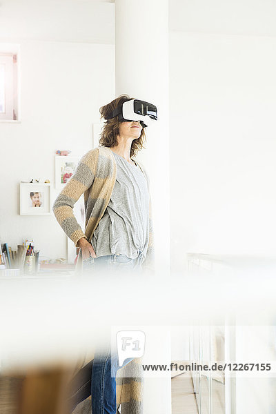 Frau mit VR-Brille zu Hause