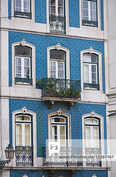 Portugal  Lissabon  Hausfassade mit Azulejos
