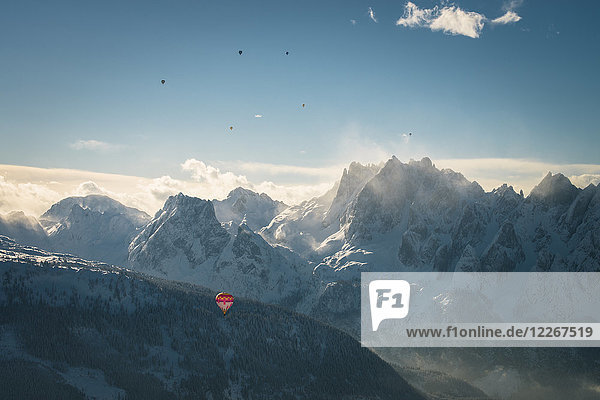 Österreich Salzkammergut Heißluftballons über alpiner Landschaft mit Gosaukamm im Winter