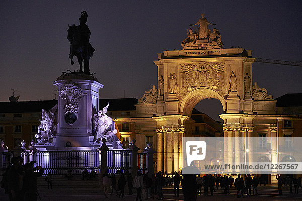 Portugal  Lissabon  Baixa  Praca do Comercio mit Reiterstandbild von König Jose und Rua Augusta Triumphbogen bei Nacht