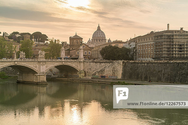 Italien  Latium  Rom  Blick auf Ponte Vittorio Emanuel II mit der Vatikanstadt im Hintergrund