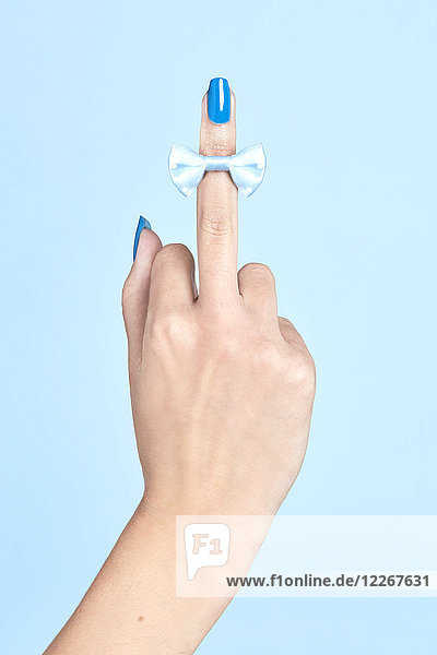 Nahaufnahme der Fliege am Mittelfinger der Frau