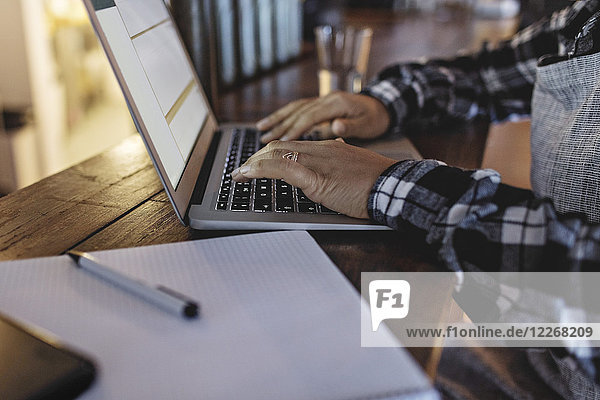 Nahaufnahme des Managers mit Laptop an der Theke
