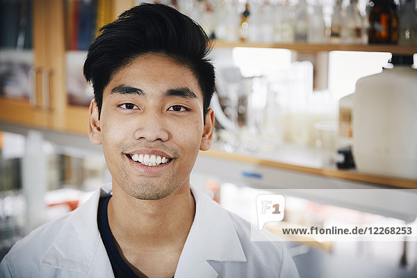 Porträt eines selbstbewussten jungen männlichen Studenten im Chemielabor