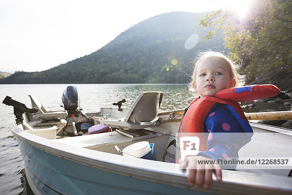 Mädchen sitzt in einem Motorboot mit Schwimmweste  Hicks Lake  Harrison Hot Springs  British Columbia  Kanada