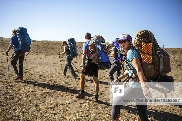 Gruppe von Freunden  die bei sonnigem Wetter auf dem Lost Coast Trail wandern  Kalifornien  USA