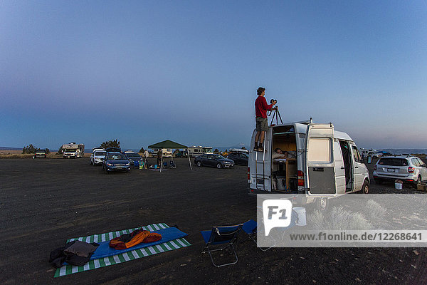Mann  der eine Kamera auf dem Dach eines Lieferwagens aufstellt  um die Sonnenfinsternis zu beobachten  8. August 2017  Maupin  Oregon  USA