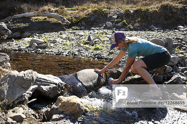 Wanderin  die ihre Wasserflasche auffüllt  Lost Coast Trail  Kings Range National Conservation Area  Kalifornien  USA