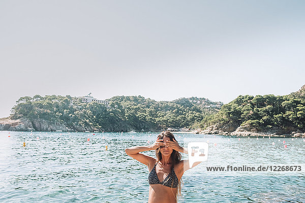Frau im Bikini im Mittelmeer stehend  Costa Brava  Katalonien  Spanien