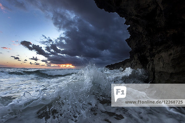 Welle  die bei Sonnenuntergang an einer Klippe bricht  Oahu  Hawaii-Inseln  USA