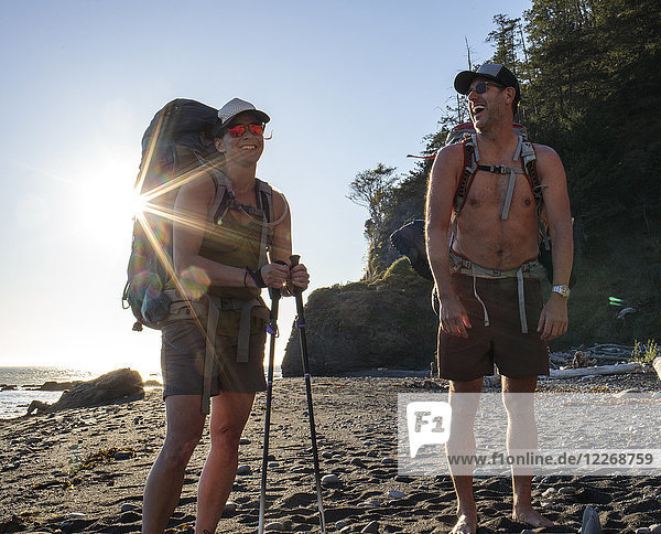 Rucksacktouristen lachen beim Wandern am Strand  Lost Coast Trail  Kings Range National Conservation Area  Kalifornien  USA