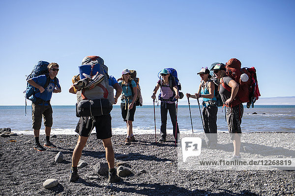 Gruppe von Wanderern  die am Strand stehen  Lost Coast Trail  Kings Range National Conservation Area  Kalifornien  USA