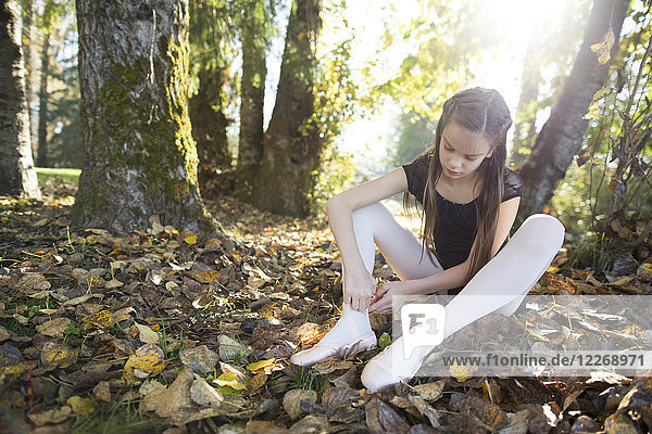 Junges Mädchen bindet Ballettschuhe im Freien auf  British Columbia  Kanada