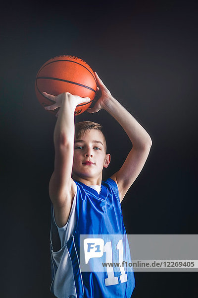 Junge wirft Basketball